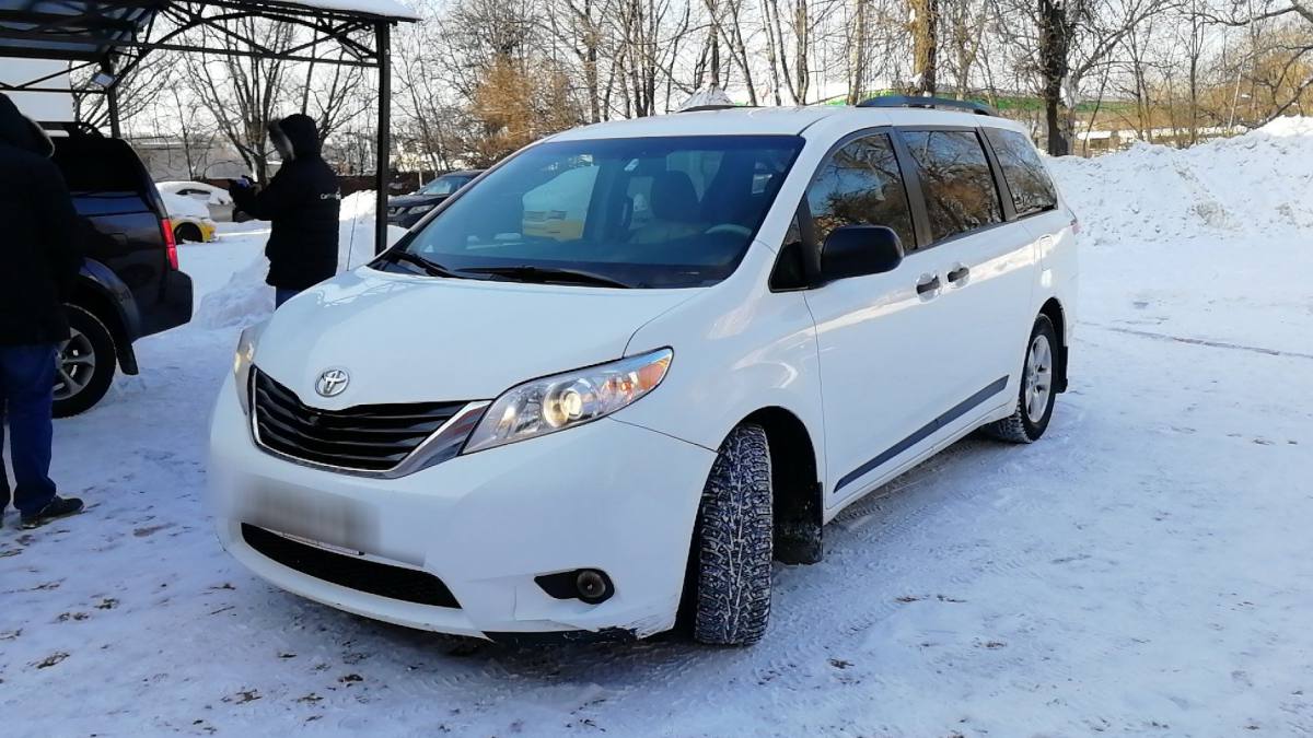 Toyota Sienna III